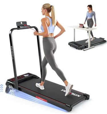 Cette femme court sur le tapis de course à la salle de sport.