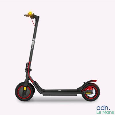 gros plan d'un scooter sur fond blanc