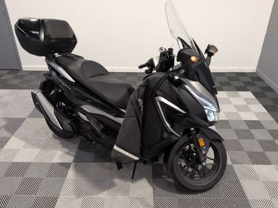 une photo d'une moto garée sur un sol à damier