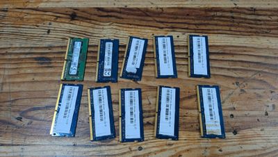 de nombreux modules de mémoire vive posés sur une table en bois