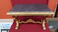 Table basse en bois doré, supports composés de cygnes aux ai… (photo 6)