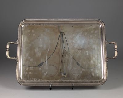 plateau en argent orné d'un dessin représentant une femme