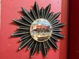 une photo d'un miroir sur une porte rouge