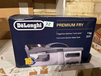 Emballage de la friteuse haut de gamme De'Longhi dans une boîte posée sur une table