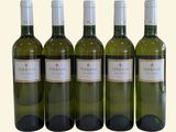 quatre bouteilles de vin blanc sont alignées en rang
