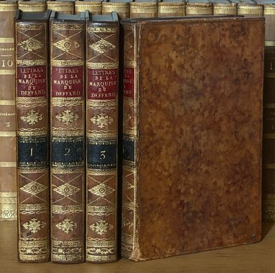 trois livres qui se trouvent côte à côte sur une étagère