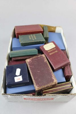 une boîte remplie de livres posée sur une table