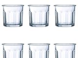 un lot de six verres à shot empilés les uns sur les autres