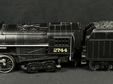 un petit train posé sur une table