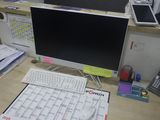 un bureau d'ordinateur équipé de deux écrans et d'un clavier