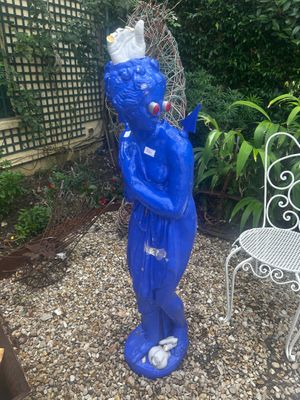 une statue bleue représentant un homme coiffé d'une couronne