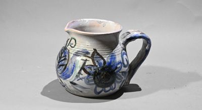 un pichet bleu et blanc orné d'une araignée
