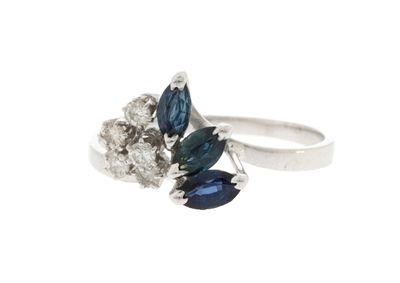 un gros plan d'une bague en argent sertie de pierres bleues et blanches