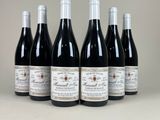 six bouteilles de vin rouge alignées sur une table
