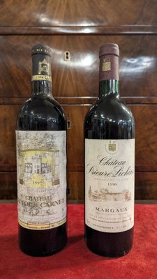 deux bouteilles de vin posées l'une à côté de l'autre sur une table