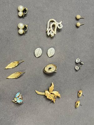 Lot de bijoux fantaisie comprenant puces d'oreilles, broches…