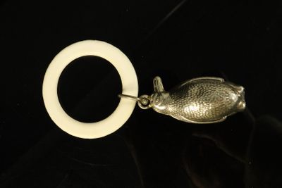Hochet pour enfant représentant un pingouin de profil en mét…