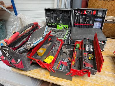 de nombreux outils dans une boîte à outils posée sur une table