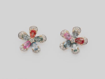 une paire de boucles d'oreilles en forme de fleurs en cristal multicolores