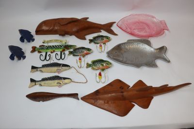 de nombreux articles de pêche de toutes sortes sur la table