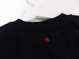 the back of a black shirt with a red b on it