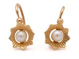 boucles d'oreilles plaquées or avec une perle au centre