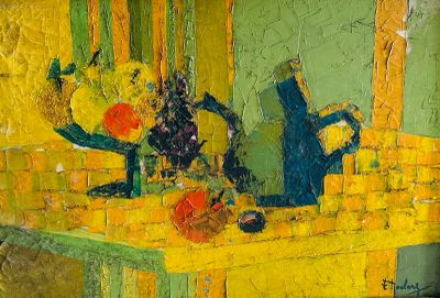 un tableau représentant un vase de fleurs posé sur une table jaune
