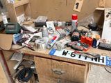 un établi sur lequel sont posés de nombreux outils