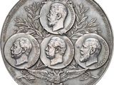 une image représentant une médaille d'argent sur laquelle figure un groupe de personnes