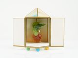 un petit vase en verre contenant une plante