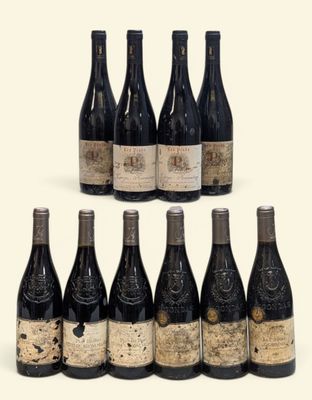 six bouteilles de vin sont alignées sur une surface blanche