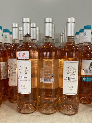 plusieurs bouteilles de vin sont alignées sur un comptoir