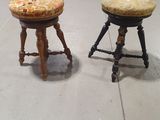 deux tabourets sur lesquels sont posées des pizzas