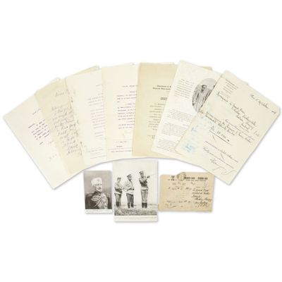 quelques vieilles lettres et des photos de personnes sur un fond blanc
