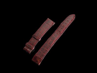 une paire de bracelets de montre en cuir marron sur fond noir