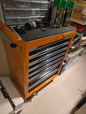 une armoire à outils sur laquelle sont rangés de nombreux outils différents