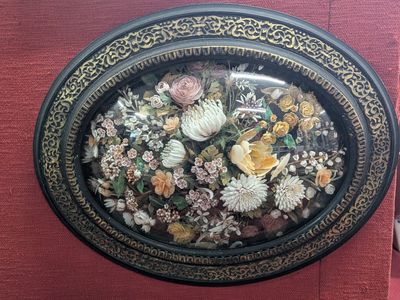 une photo d'une photo d'une photo de fleurs dans une assiette