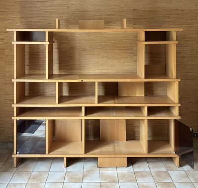 une étagère en bois comportant plusieurs tablettes, dans une pièce