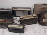 many different types of old fashioned radio on a table