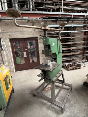 une machine qui se trouve à l'intérieur d'un bâtiment