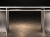 une image représentant une table sur laquelle est posée une lampe