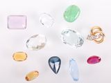 un ensemble de pierres précieuses de différentes couleurs sur un fond blanc