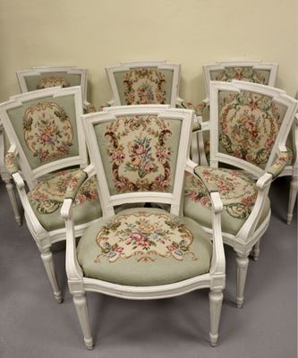 Suite de six fauteuils à châssis à dossier cabriolet en bois…