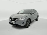 un SUV Nissan argenté garé dans une pièce blanche