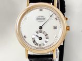 une image d'un gros plan d'une montre-bracelet avec des chiffres romains