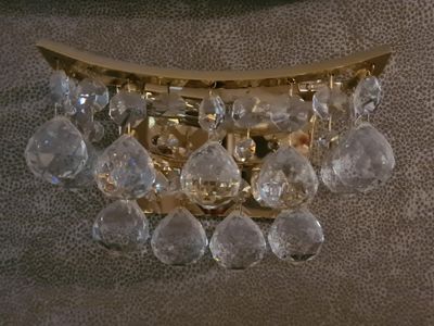 un gros plan d'un luminaire fixé au mur