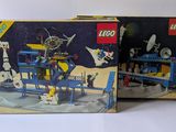 deux boîtes de station spatiale lego avec une navette spatiale et une navette spatiale