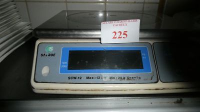 une photo d'une balance numérique posée sur un plan de travail