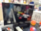 image floue d'un téléviseur dans un magasin, avec tout un tas de jouets