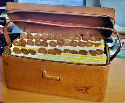 une valise posée sur un bureau, contenant tout un tas de biscuits